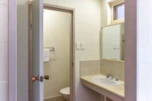 Deluxe Queen Room Bathroom